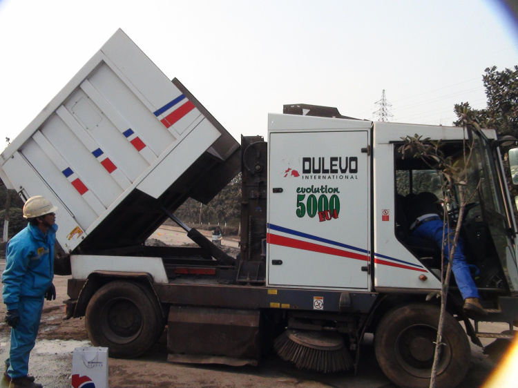 張家港鋼廠(chǎng)——道路寶Dulevo 5000道路清掃車(chē)_意大利專(zhuān)家前來(lái)技術(shù)指導(dǎo)