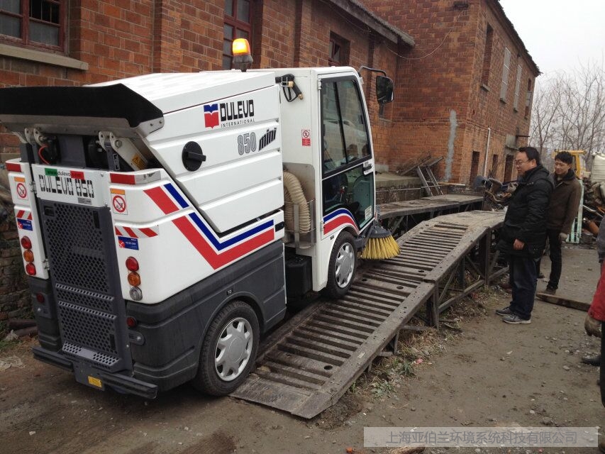 揚(yáng)州環(huán)衛(wèi)所——道路寶dulevo 850mini掃地車(chē)維?，F(xiàn)場(chǎng)