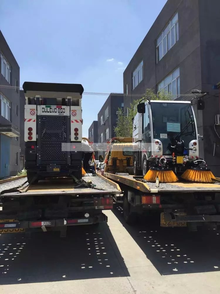 蘇州太倉-意大利道路寶850mini道路清掃車送貨
