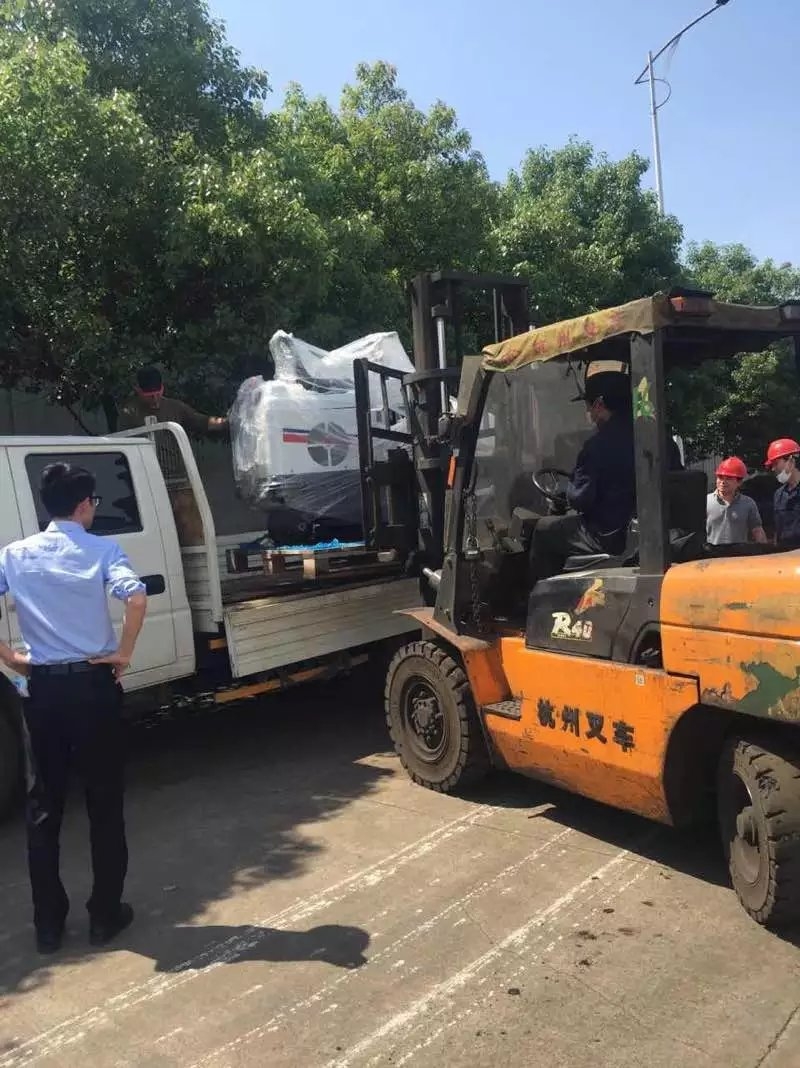 常州常發(fā)農(nóng)裝——交接機(jī)器道路寶1100駕駛式掃地機(jī)