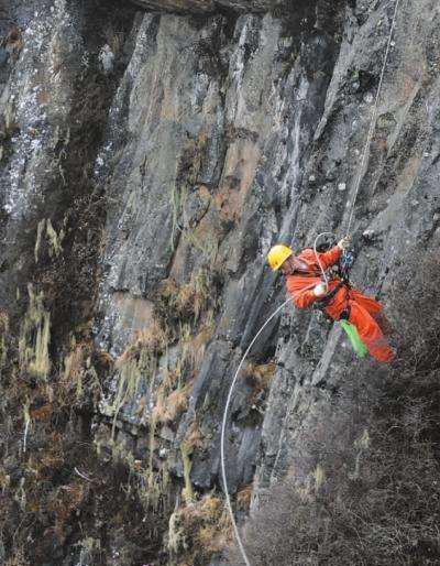 清掃懸崖上的垃圾